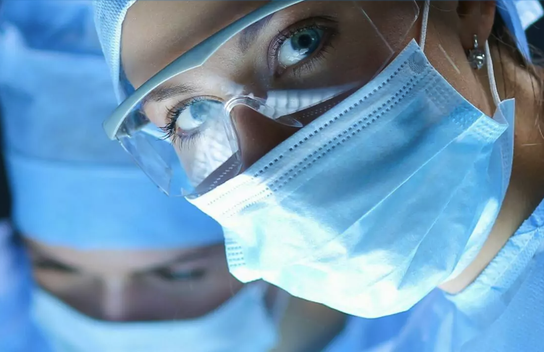 Microshield Chlorhexidine Surgical Handwash, woman inside operating room